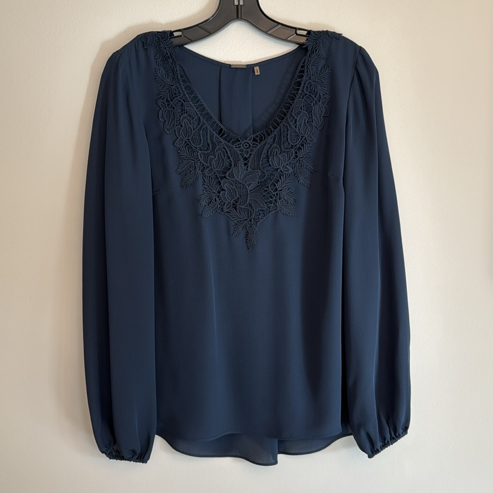 Elie Tahari 100% silk navy blue lace appliqué blouse size S EUC
